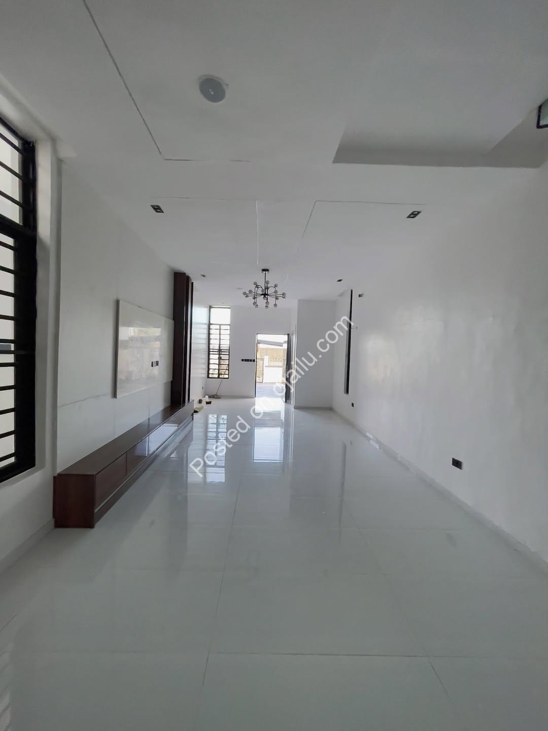 Contemporary 5-Bed Haven with Pool & Bluetooth Sound