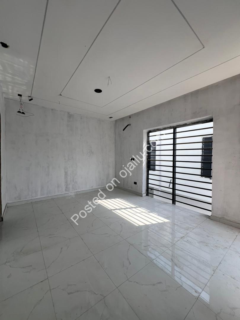 Opulent 4-Bed Duplex: Ensuites & Walk-ins