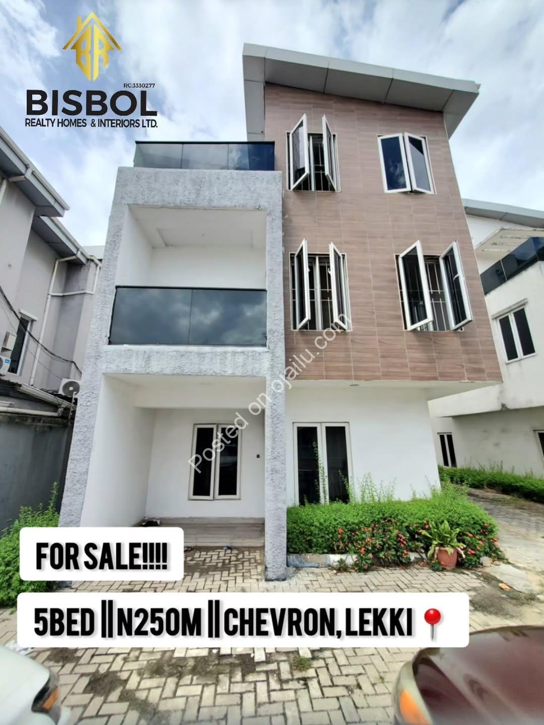5-Bed Detached Duplex: Walk-In Ready in Chevron!