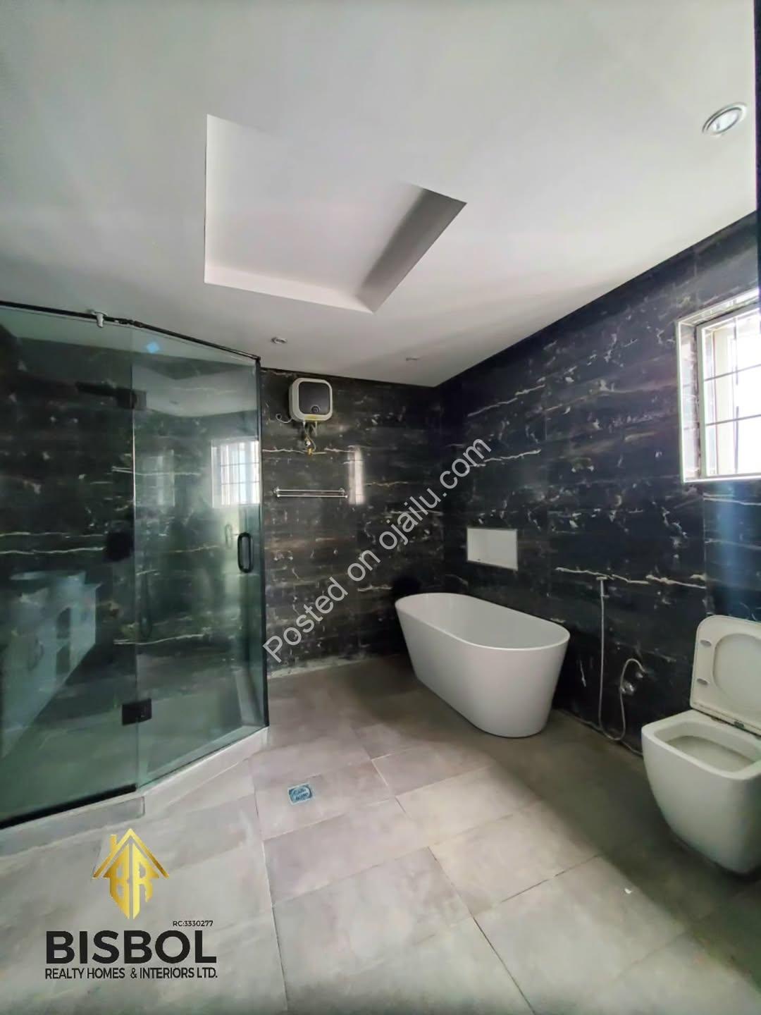 5-Bed Detached Duplex: Walk-In Ready in Chevron!