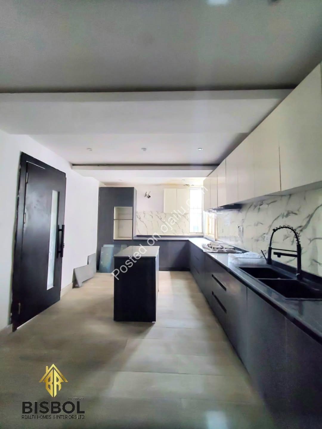 5-Bed Detached Duplex: Walk-In Ready in Chevron!