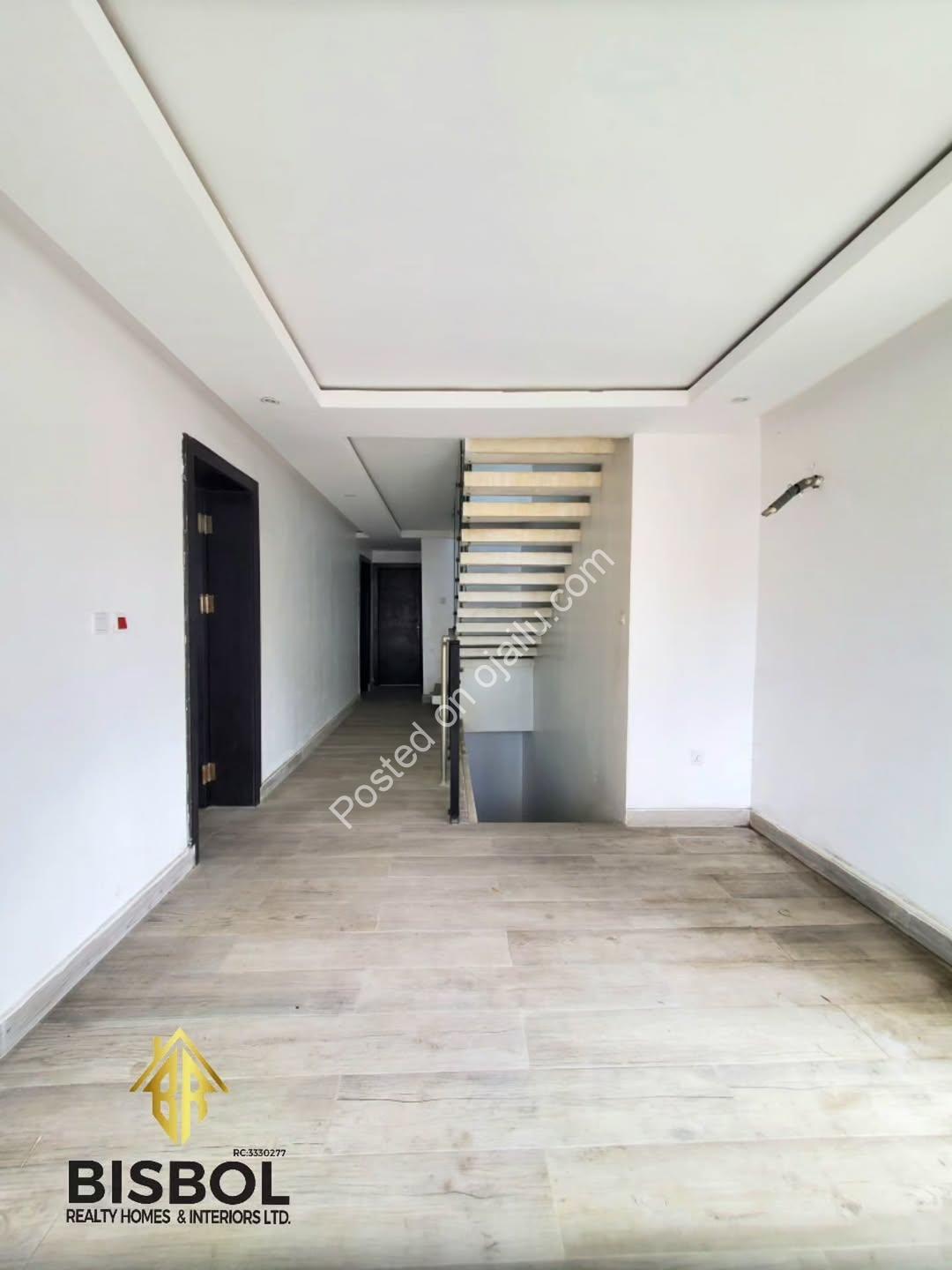 5-Bed Detached Duplex: Walk-In Ready in Chevron!