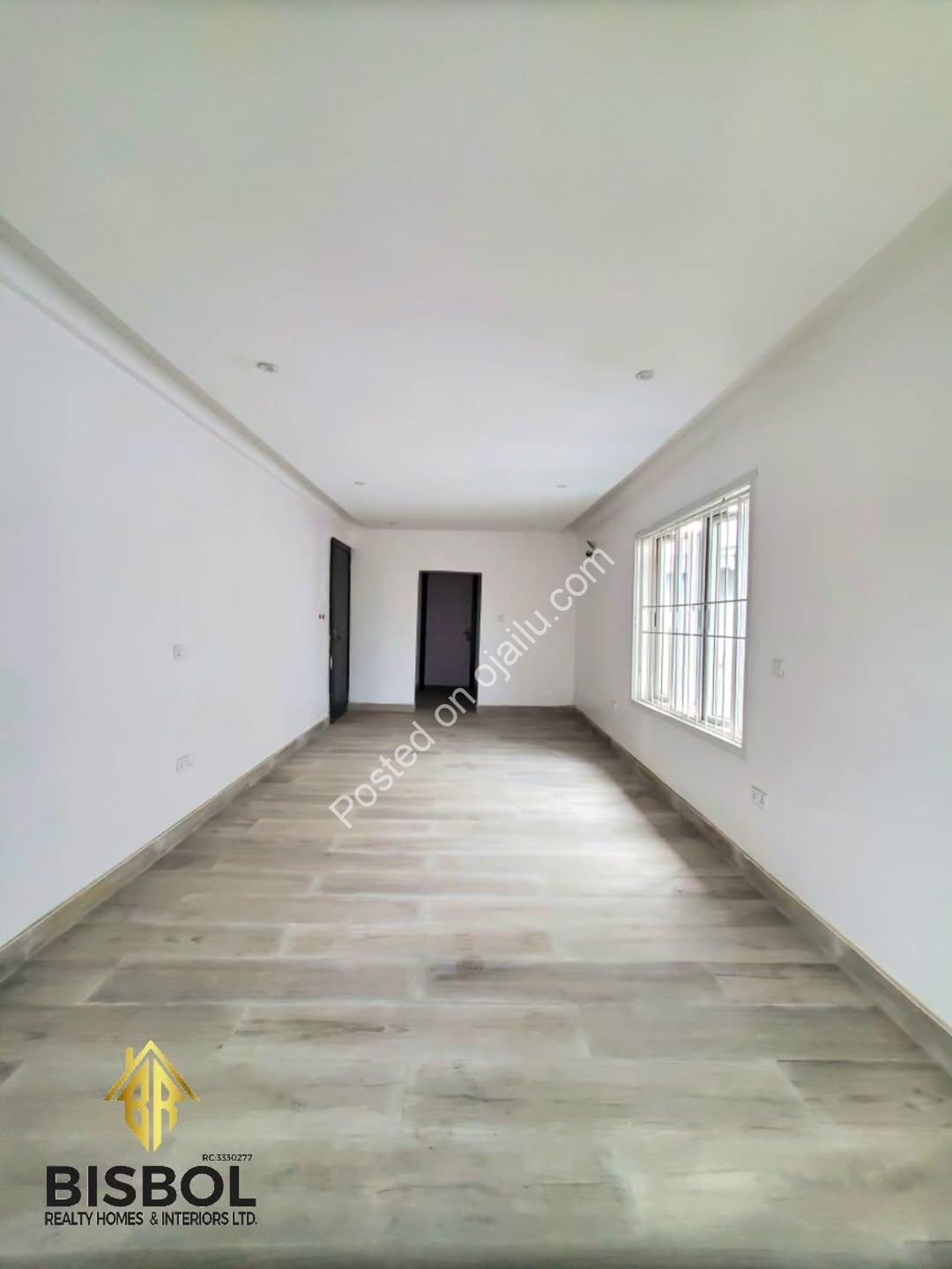 5-Bed Detached Duplex: Walk-In Ready in Chevron!