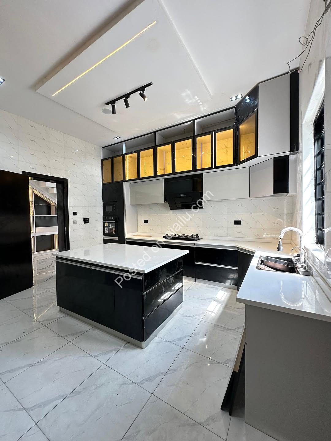 Modern Masterpiece: 5-Bed Smart Home with Rooftop Terrace