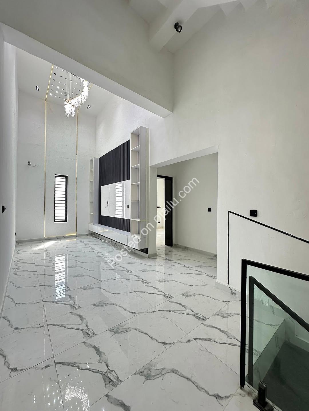 Modern Masterpiece: 5-Bed Smart Home with Rooftop Terrace