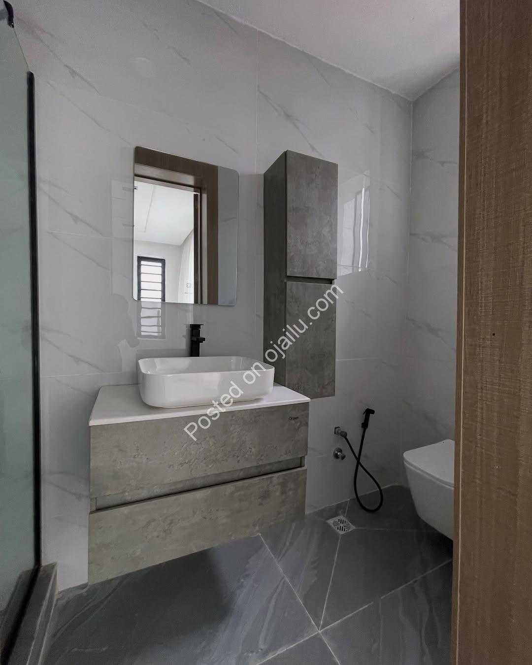 Secure 5-Bedroom Duplex: Move-In Ready in VGC