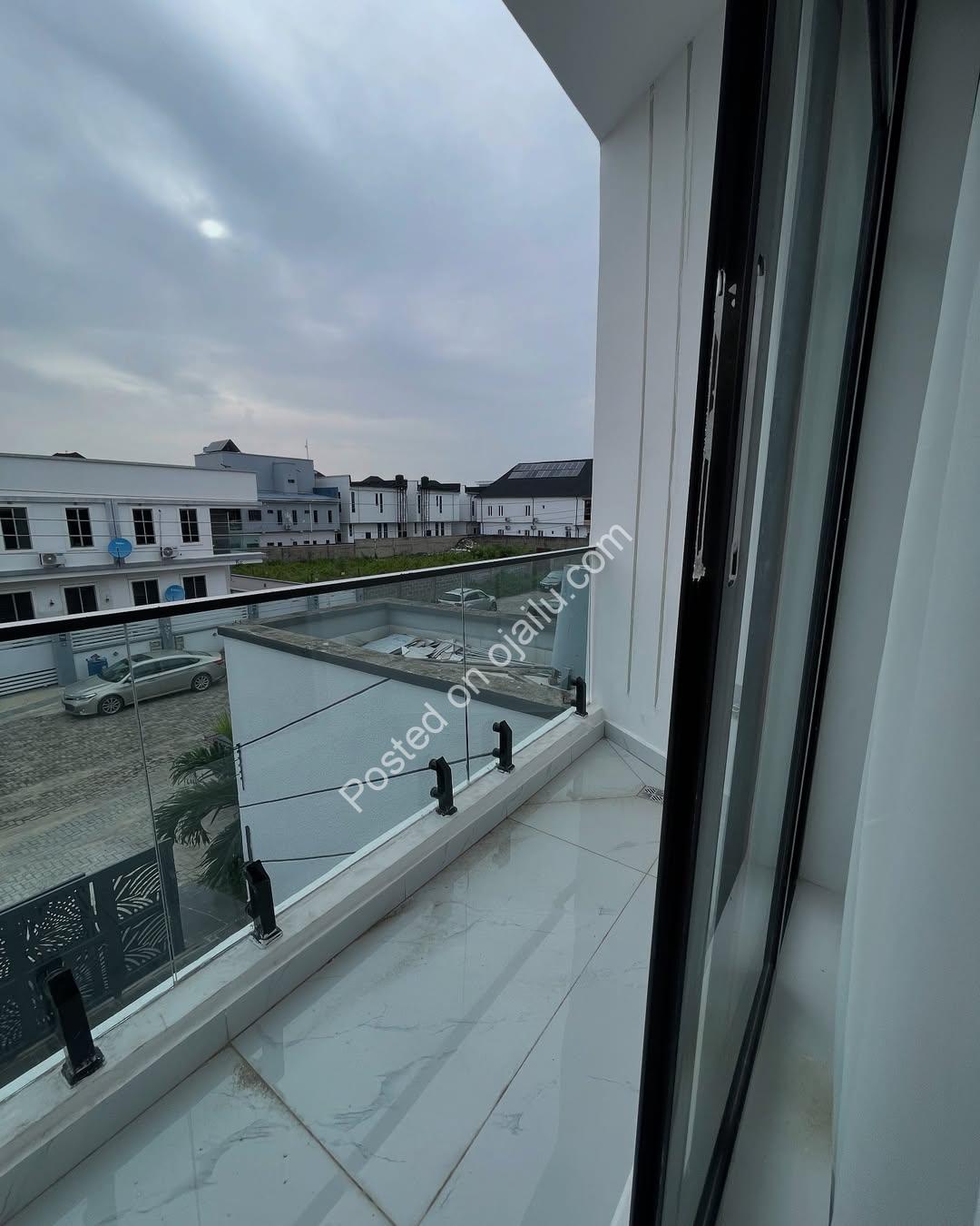 Secure 5-Bedroom Duplex: Move-In Ready in VGC