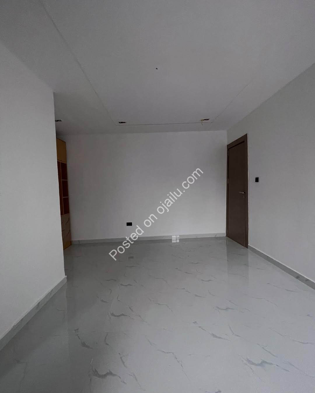 Secure 5-Bedroom Duplex: Move-In Ready in VGC