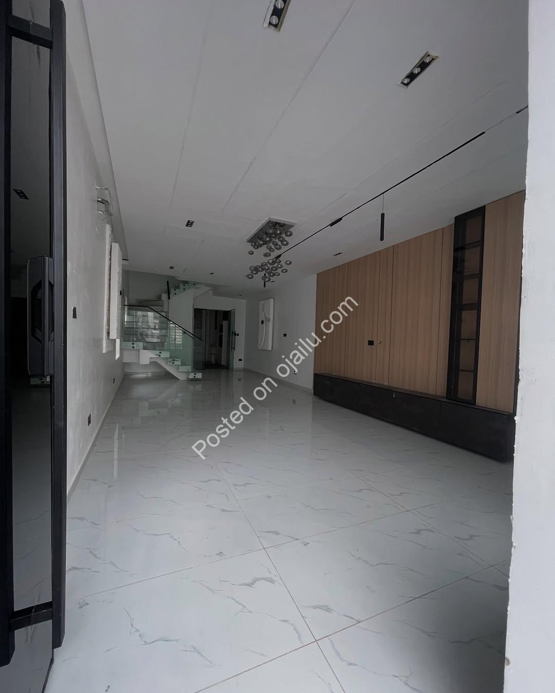 Secure 5-Bedroom Duplex: Move-In Ready in VGC