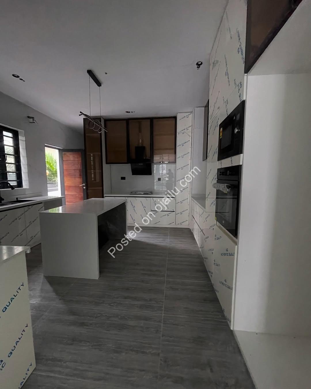 Secure 5-Bedroom Duplex: Move-In Ready in VGC