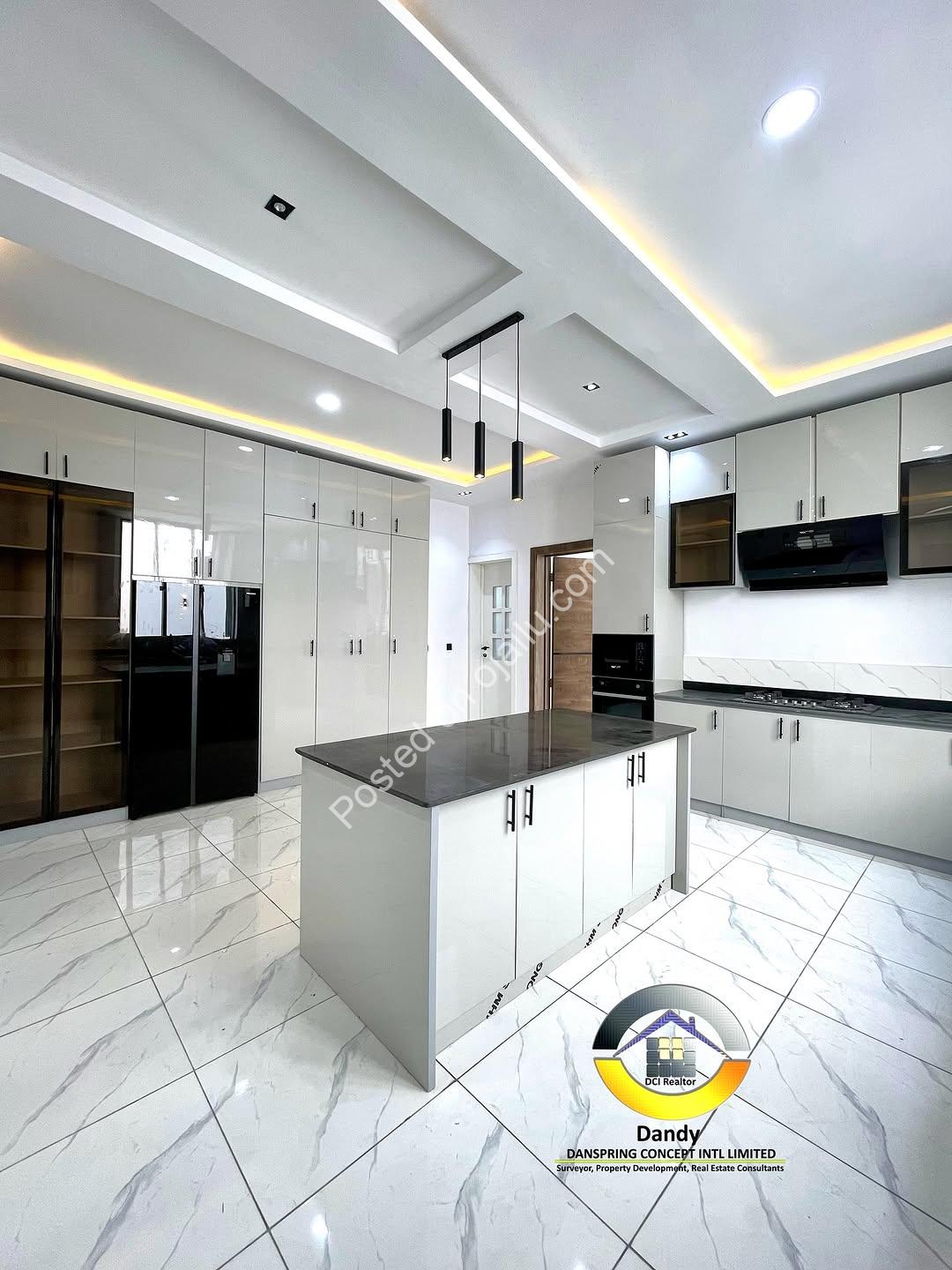 Your Dream Oasis Awaits: Modern 4-Bed Duplex with Pool