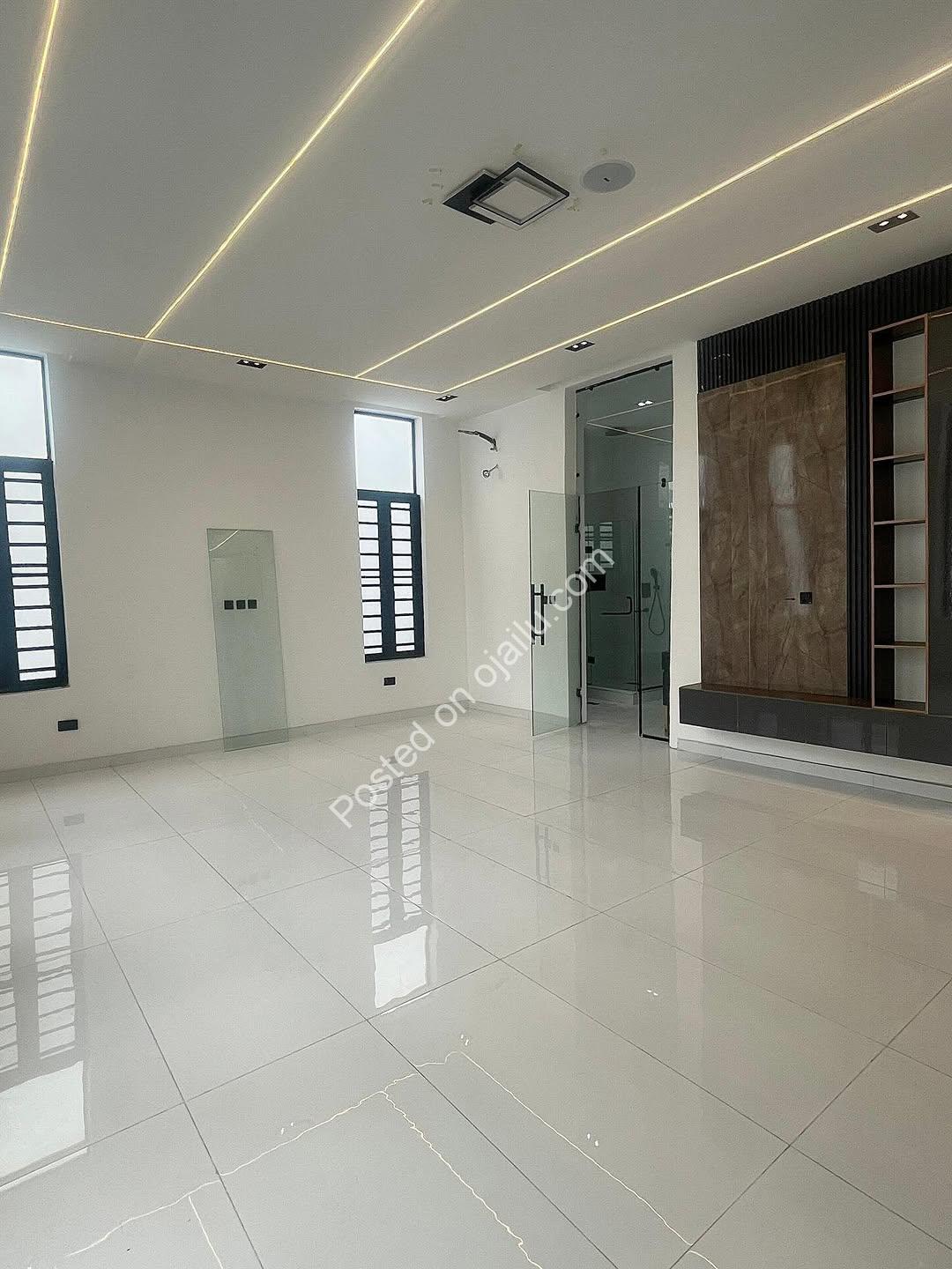 Modern 5-Bed Duplex + BQ & Pool in Chevron
