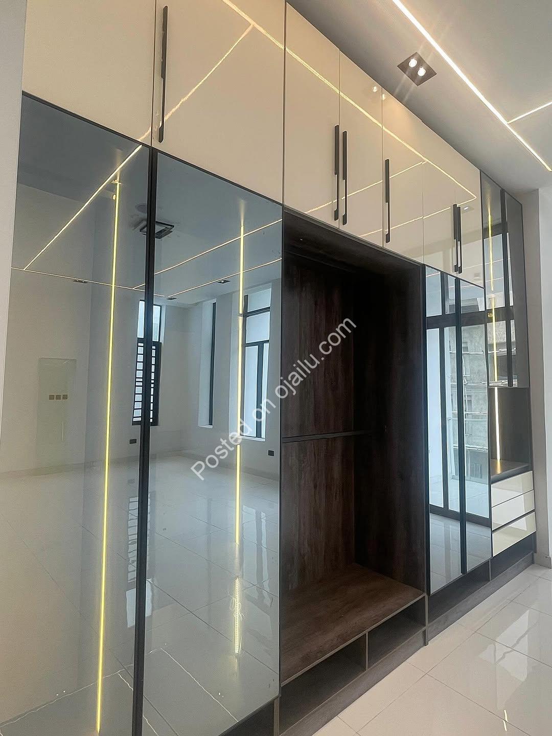 Modern 5-Bed Duplex + BQ & Pool in Chevron