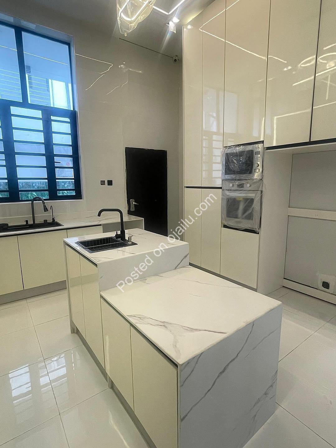 Modern 5-Bed Duplex + BQ & Pool in Chevron