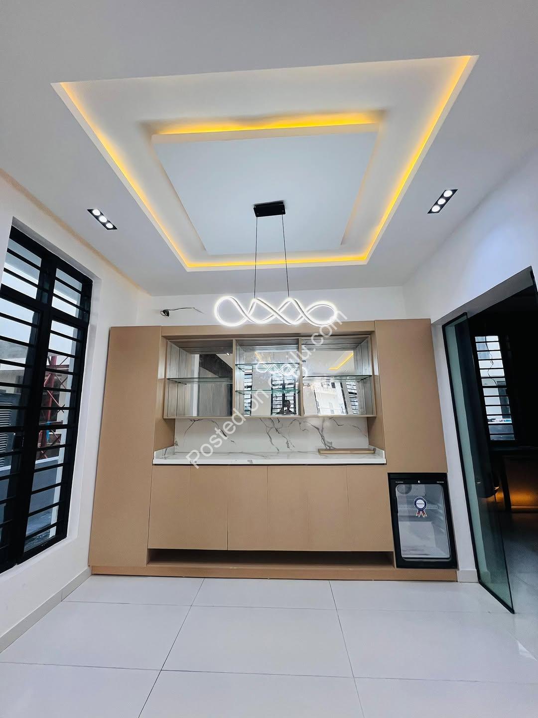 Ikota’s Ultimate: 5-Bed Ensuite Haven with Penthouse & Pool