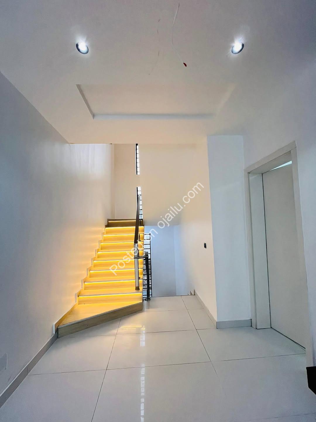 Ikota’s Ultimate: 5-Bed Ensuite Haven with Penthouse & Pool