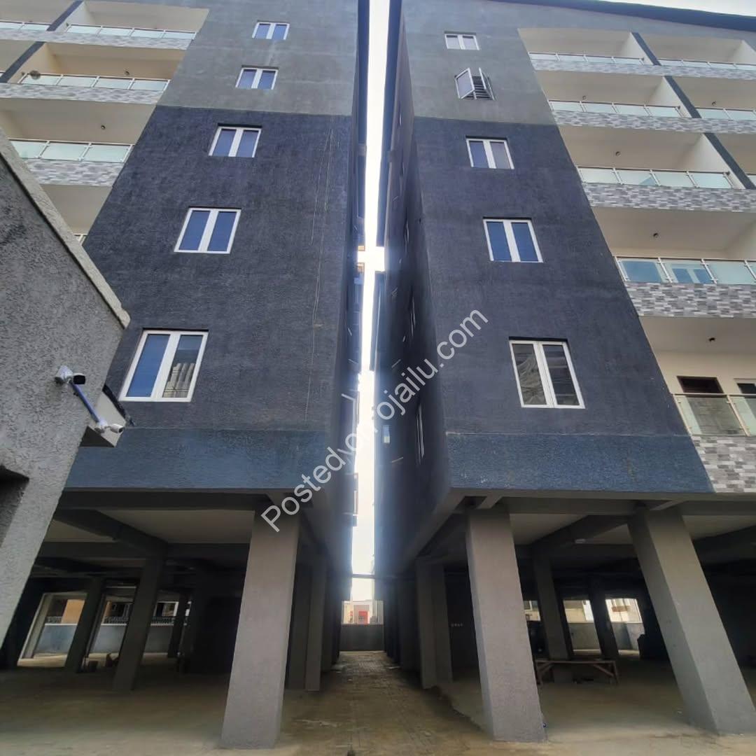 Elevator Serviced 2 Bed En-Suite in Lekki Phase 1