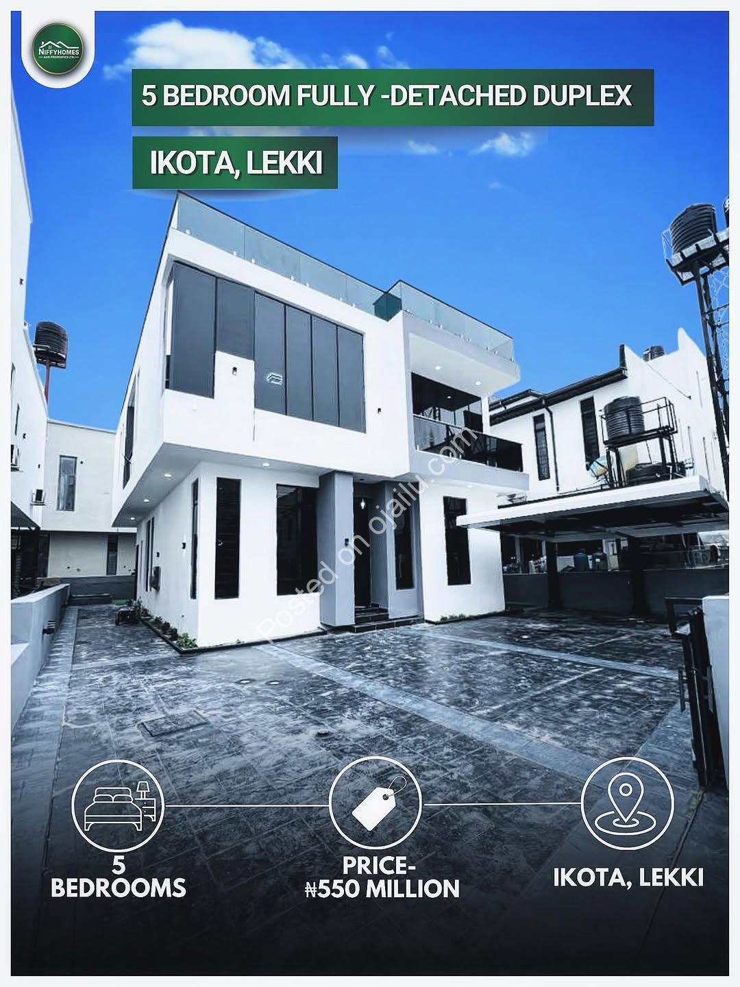 Stunning 5-Bed Duplex with Pool & Rooftop View