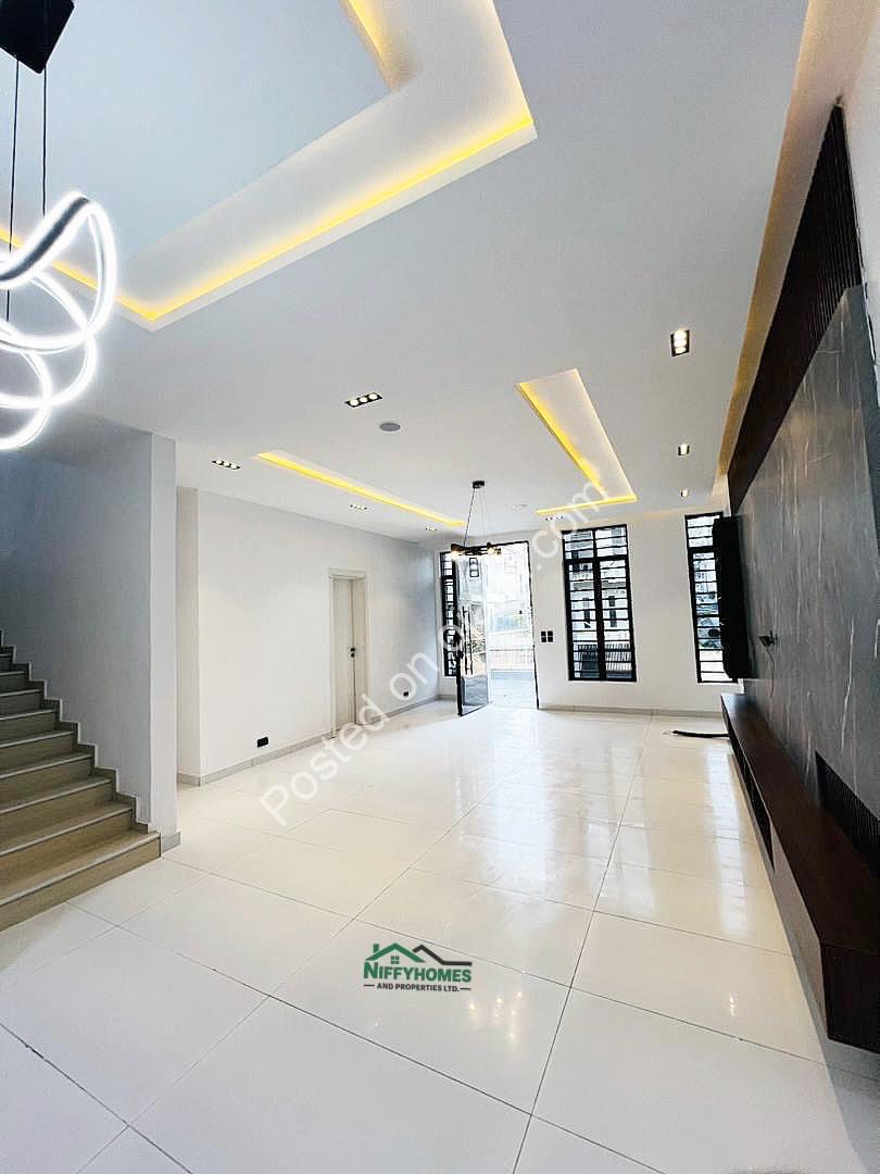 Stunning 5-Bed Duplex with Pool & Rooftop View