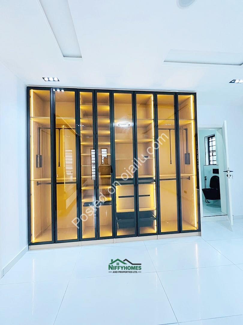 Stunning 5-Bed Duplex with Pool & Rooftop View