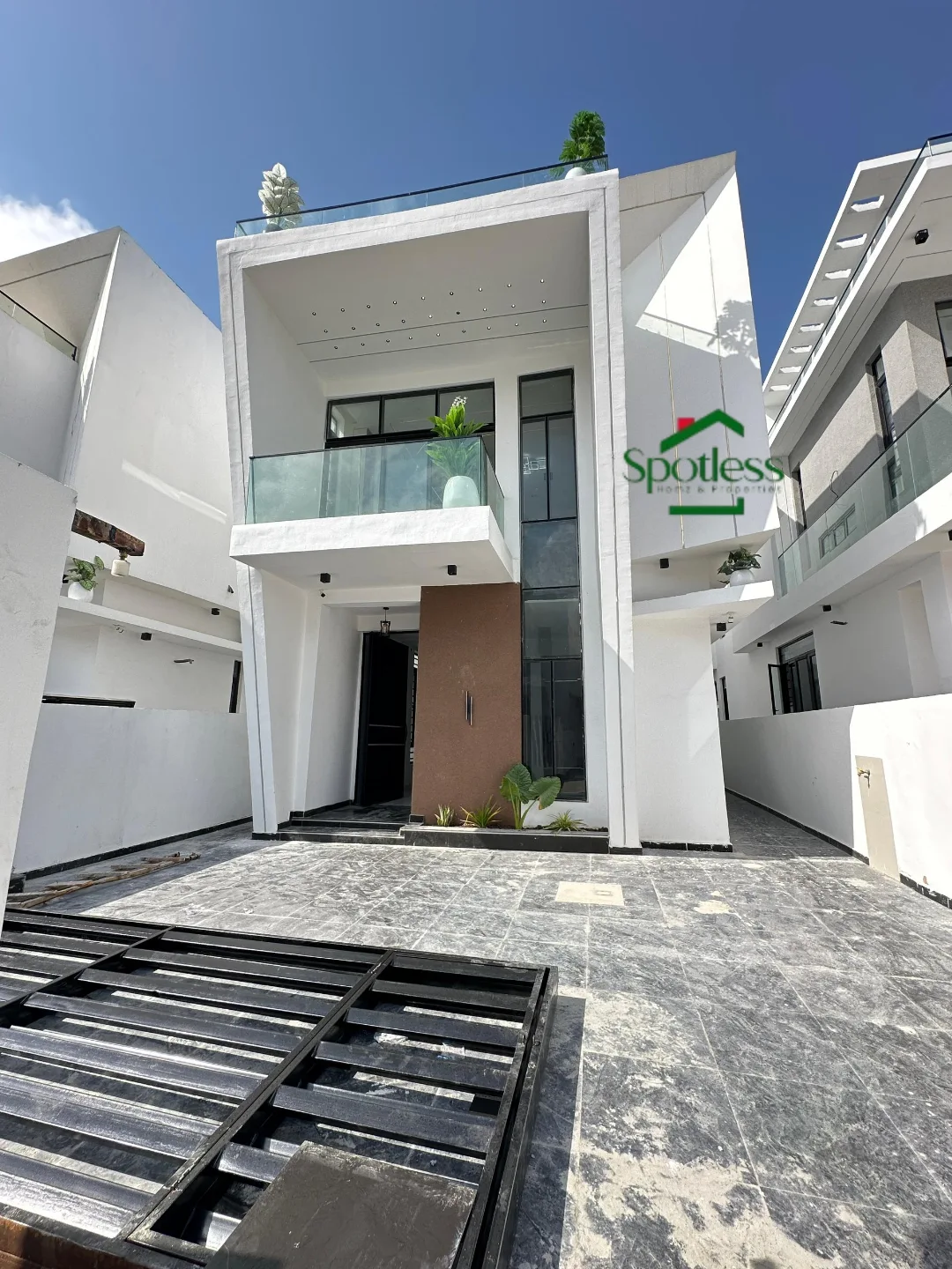 Smart Living Meets Sophistication: Lake-Ready 5-Bed Duplex