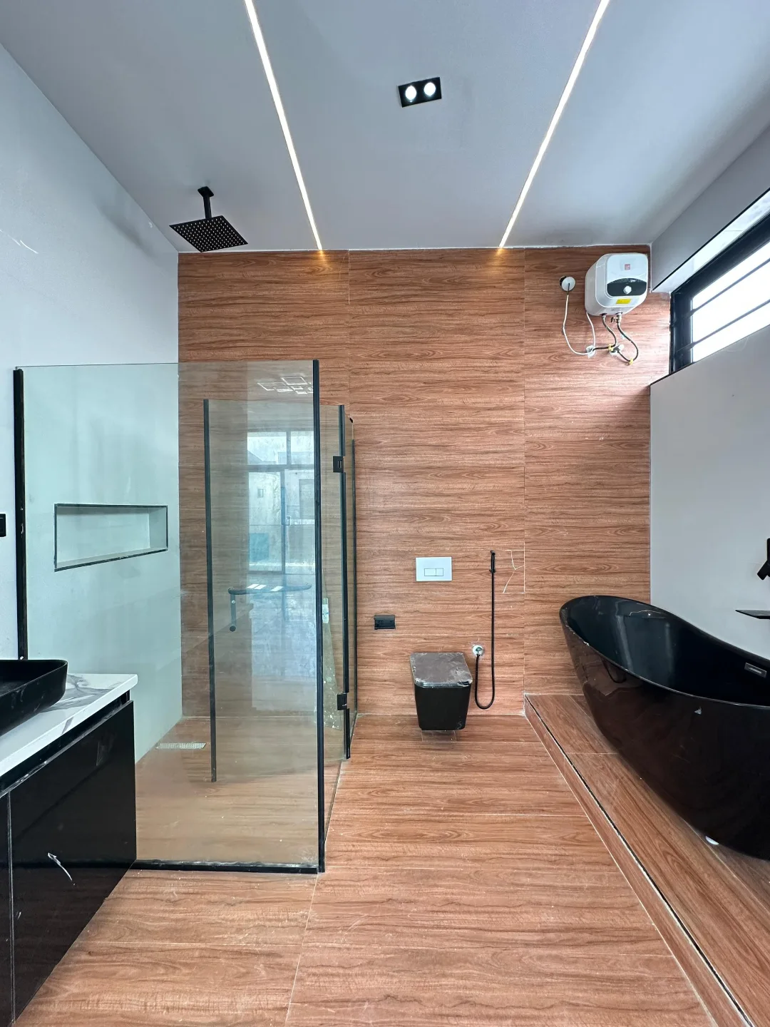 Smart Living Meets Sophistication: Lake-Ready 5-Bed Duplex