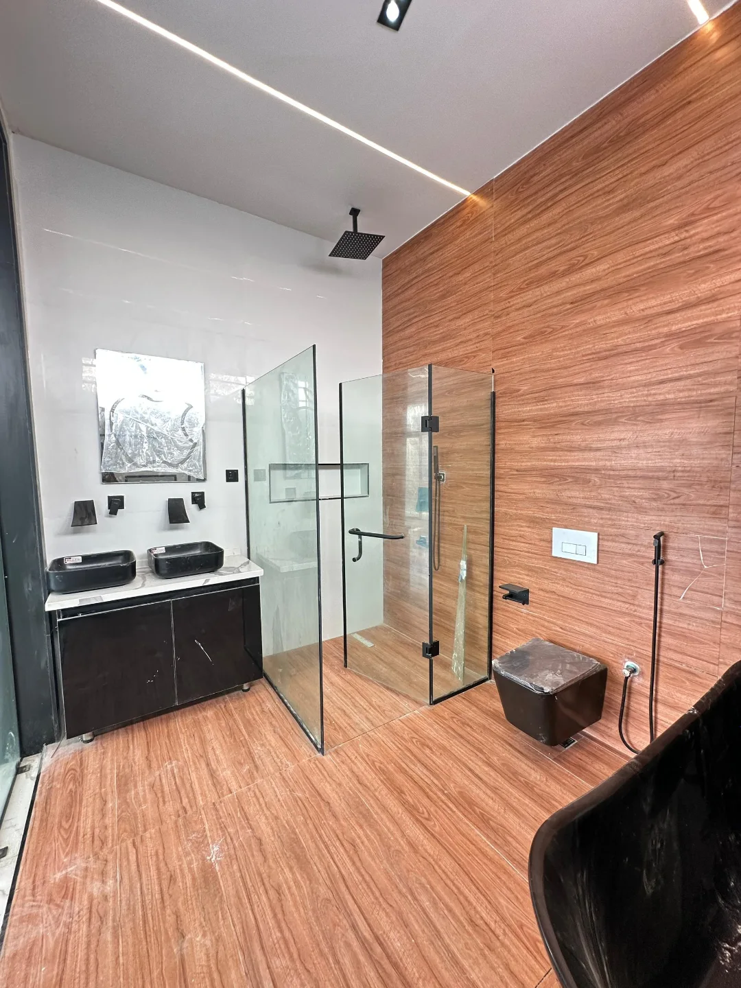 Smart Living Meets Sophistication: Lake-Ready 5-Bed Duplex