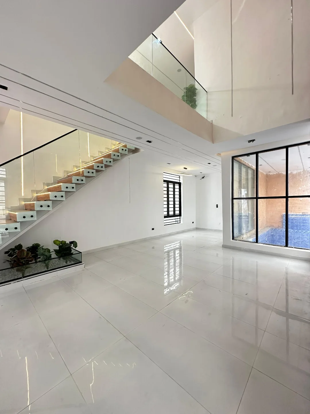 Smart Living Meets Sophistication: Lake-Ready 5-Bed Duplex