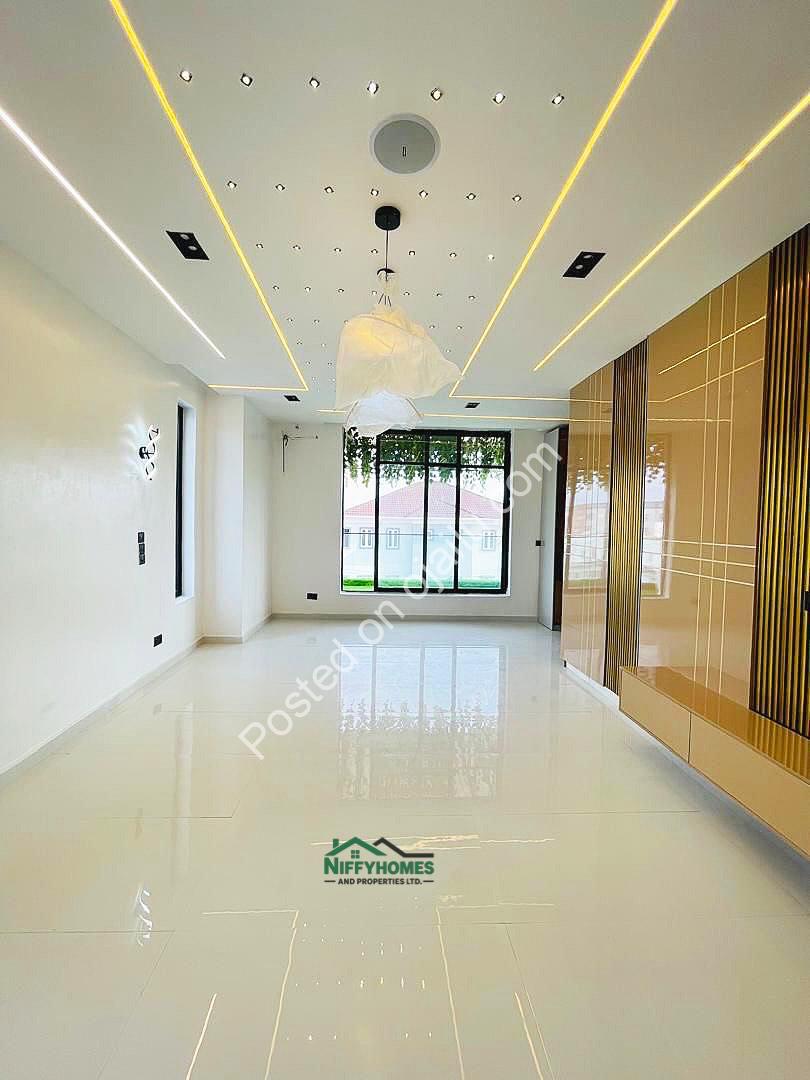 4BR Duplex with Cinema & Pool in Ajah
