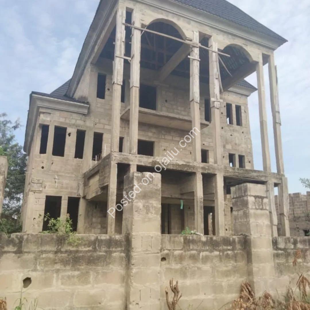 6BR Duplex + Annex: Pool, Cinema & Hidden Staircase