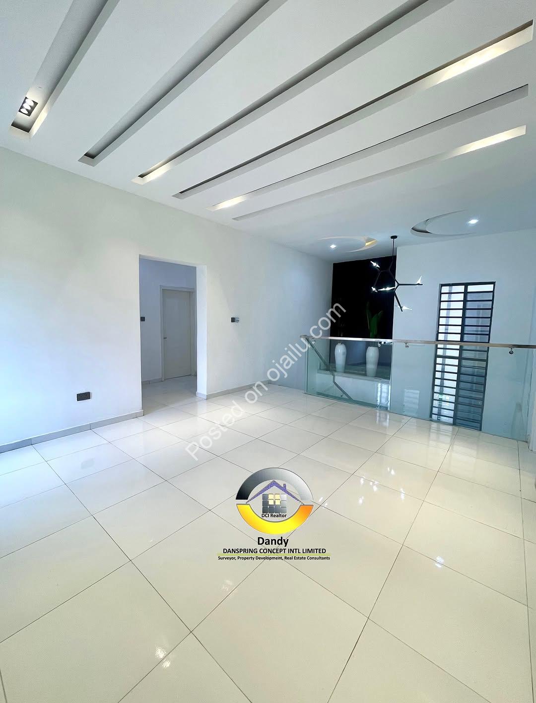 Your Private Oasis Awaits: 4BR Duplex with Pool & Mini Bar