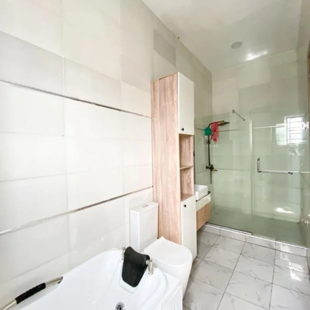 19-Hour Power, En-Suite All Rooms: Massive 4-Bed in Lekki