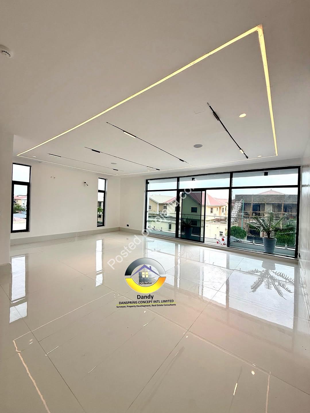 5-Bed Smart Duplex: Pool, Elevator & Cinema in VGC!