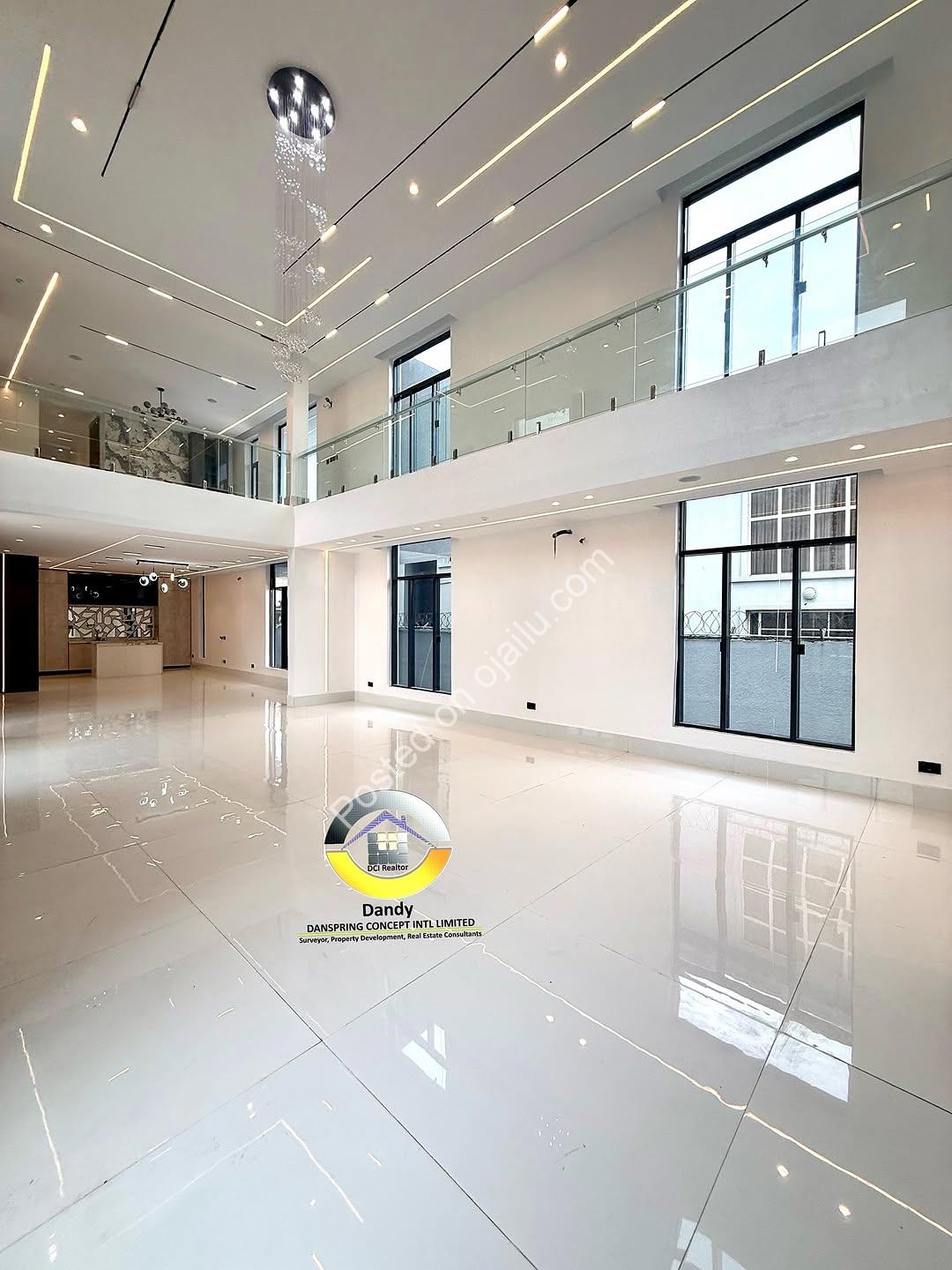 5-Bed Smart Duplex: Pool, Elevator & Cinema in VGC!