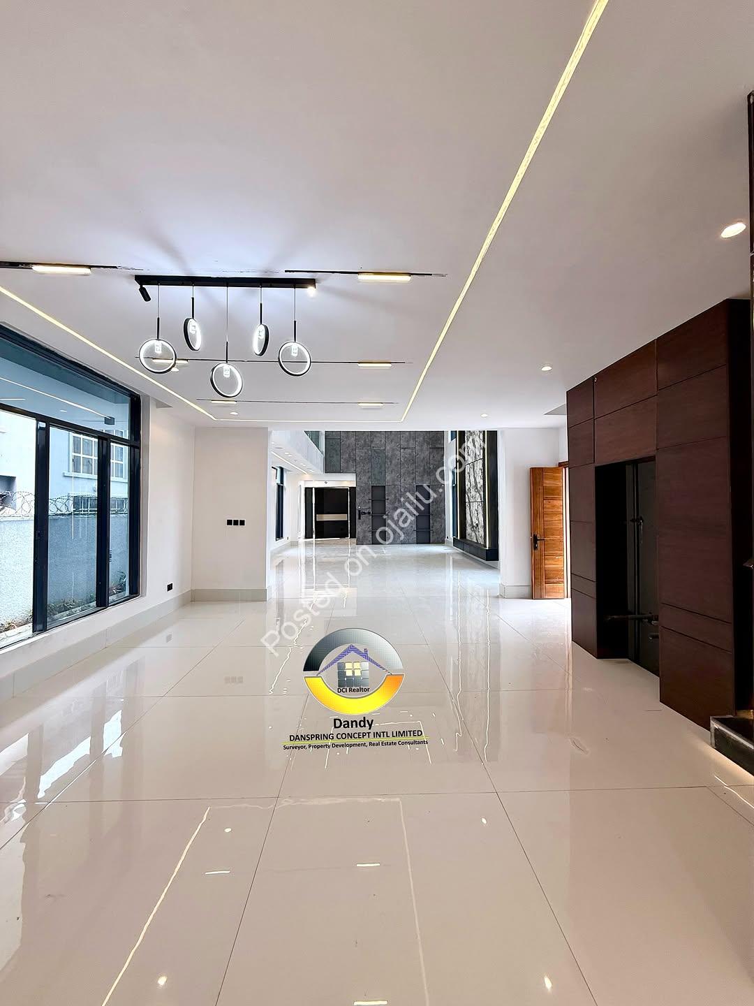 5-Bed Smart Duplex: Pool, Elevator & Cinema in VGC!