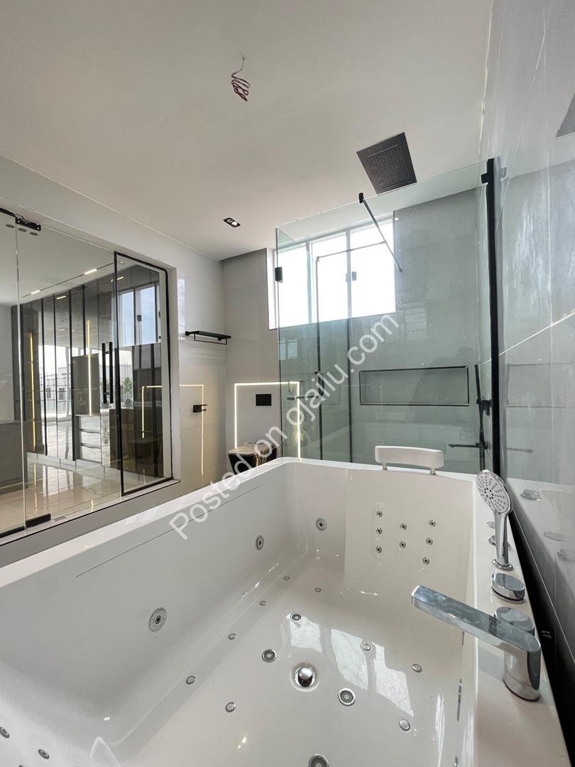 Osapa Estate Duplex: Cinema, Gym & Rooftop Terrace