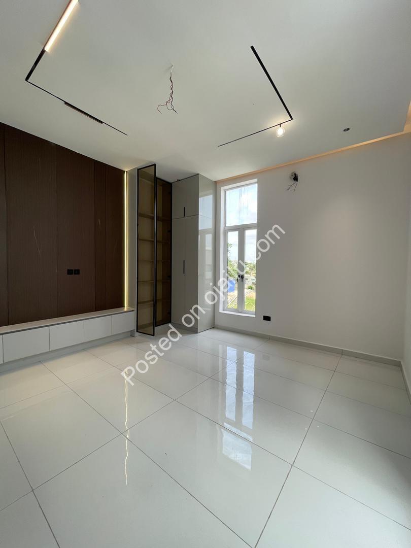 Osapa Estate Duplex: Cinema, Gym & Rooftop Terrace