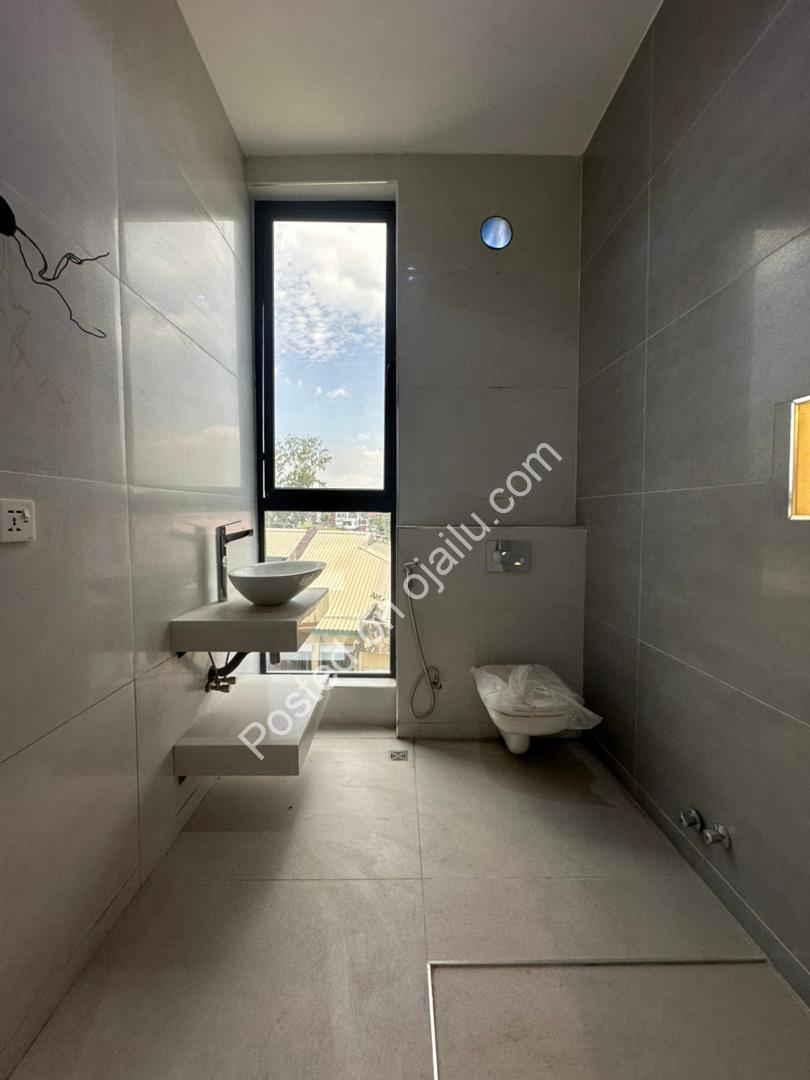 Ikoyi Elegance: Elevator, Cinema & Pool