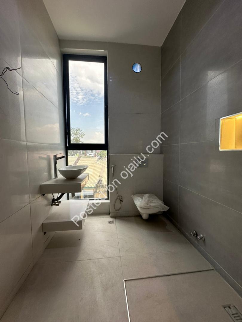 Ikoyi Elegance: Elevator, Cinema & Pool
