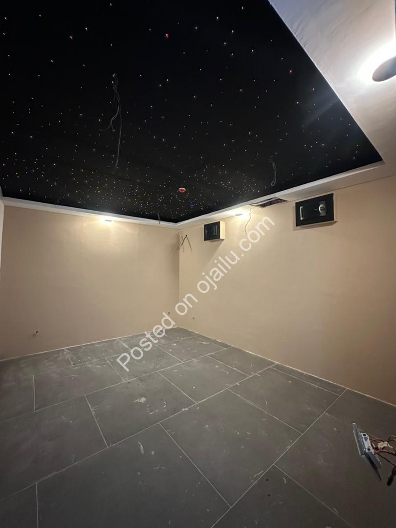 Ikoyi Elegance: Elevator, Cinema & Pool