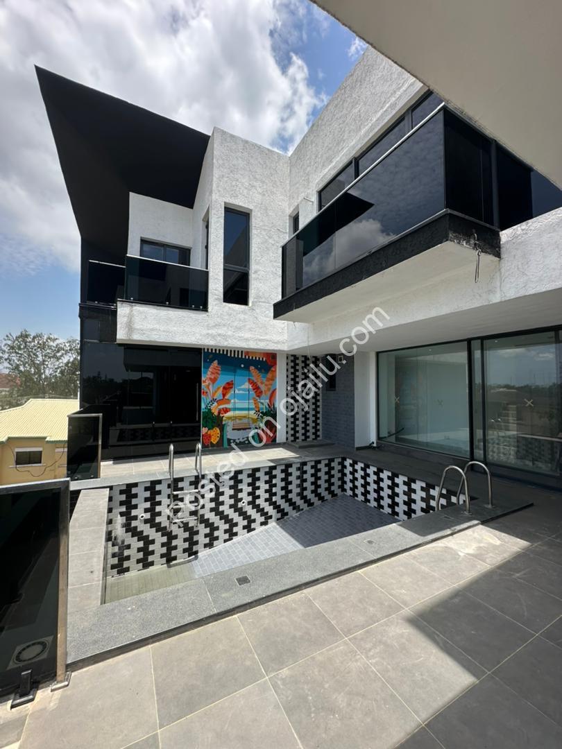 Ikoyi Elegance: Elevator, Cinema & Pool
