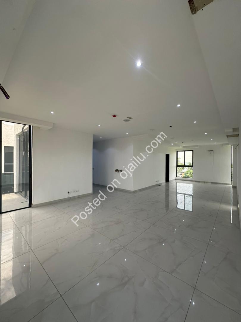 Ikoyi Elegance: Elevator, Cinema & Pool