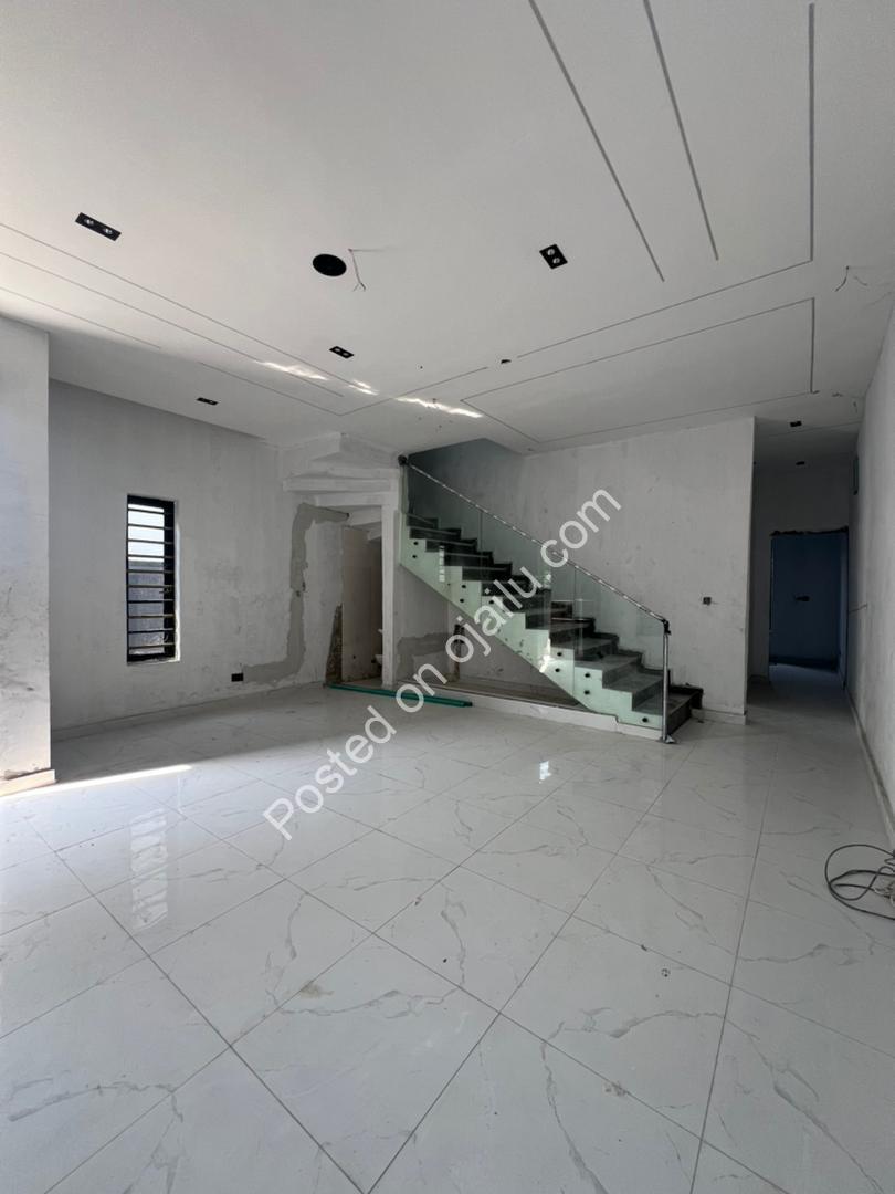 Opulent 4-Bed Duplex: Ensuites & Walk-ins