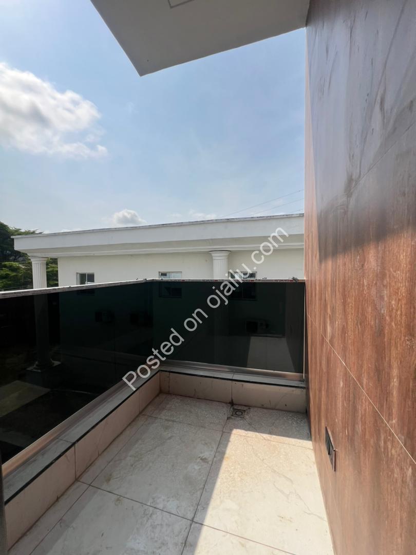 Opulent 4-Bed Duplex: Ensuites & Walk-ins