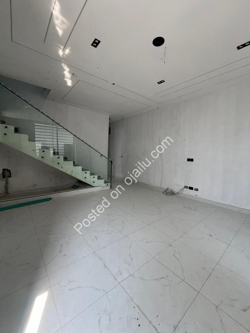 Opulent 4-Bed Duplex: Ensuites & Walk-ins