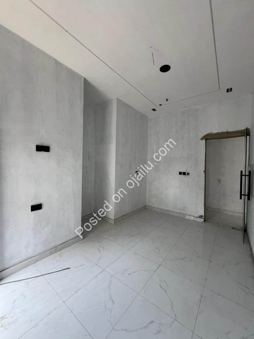 Opulent 4-Bed Duplex: Ensuites & Walk-ins