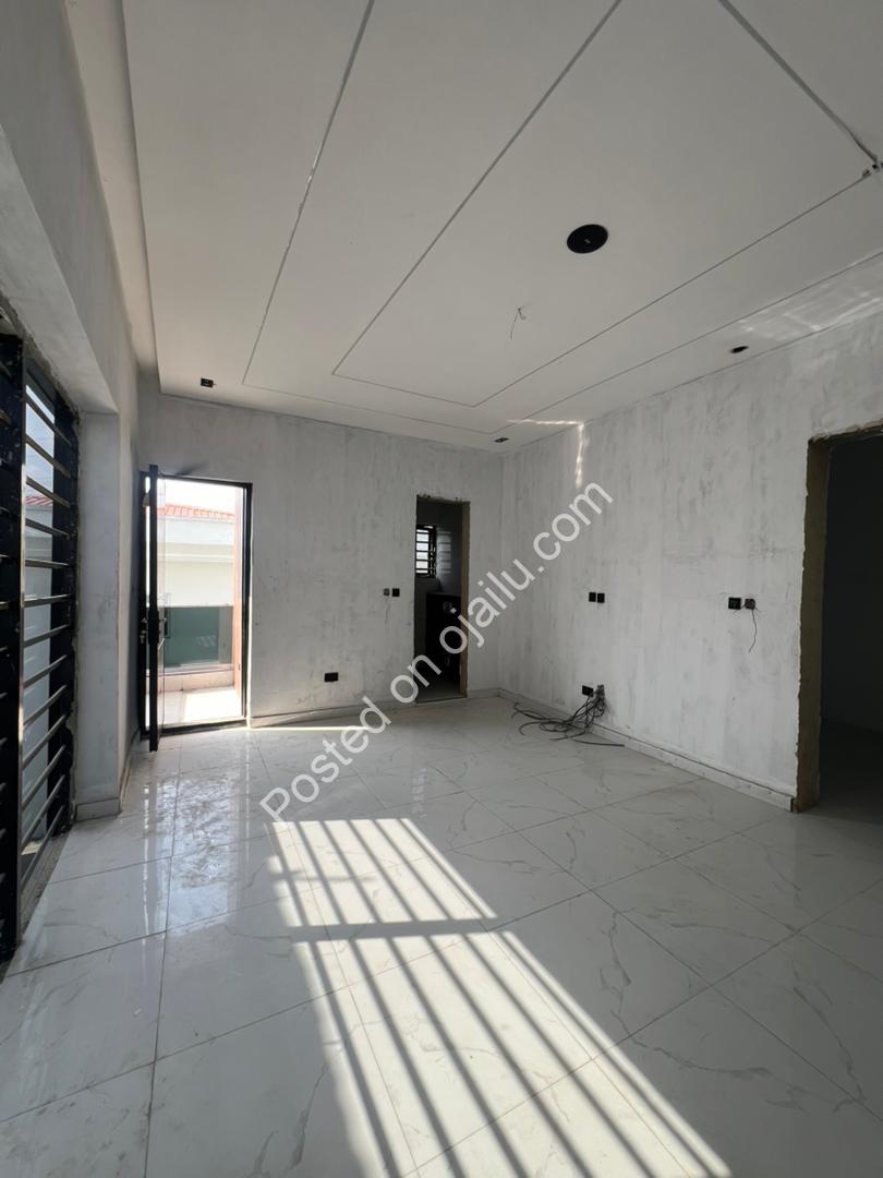 Opulent 4-Bed Duplex: Ensuites & Walk-ins