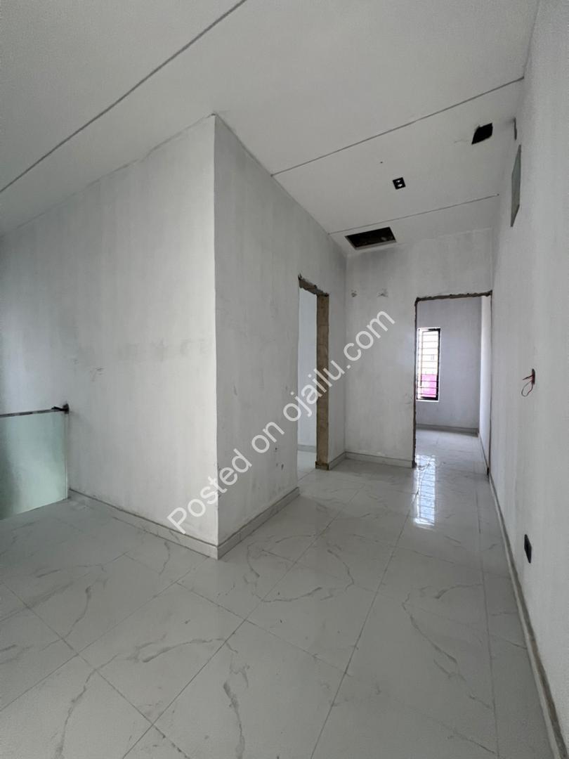 Opulent 4-Bed Duplex: Ensuites & Walk-ins