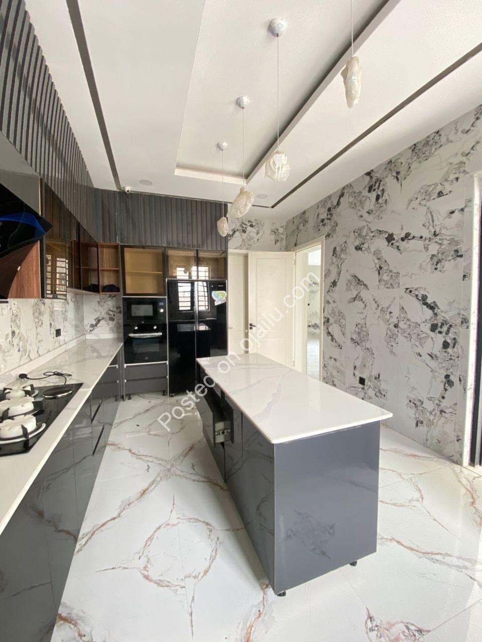 5-Bed Duplex in Lekki Phase 1: Ensuites, Pool & C of O.