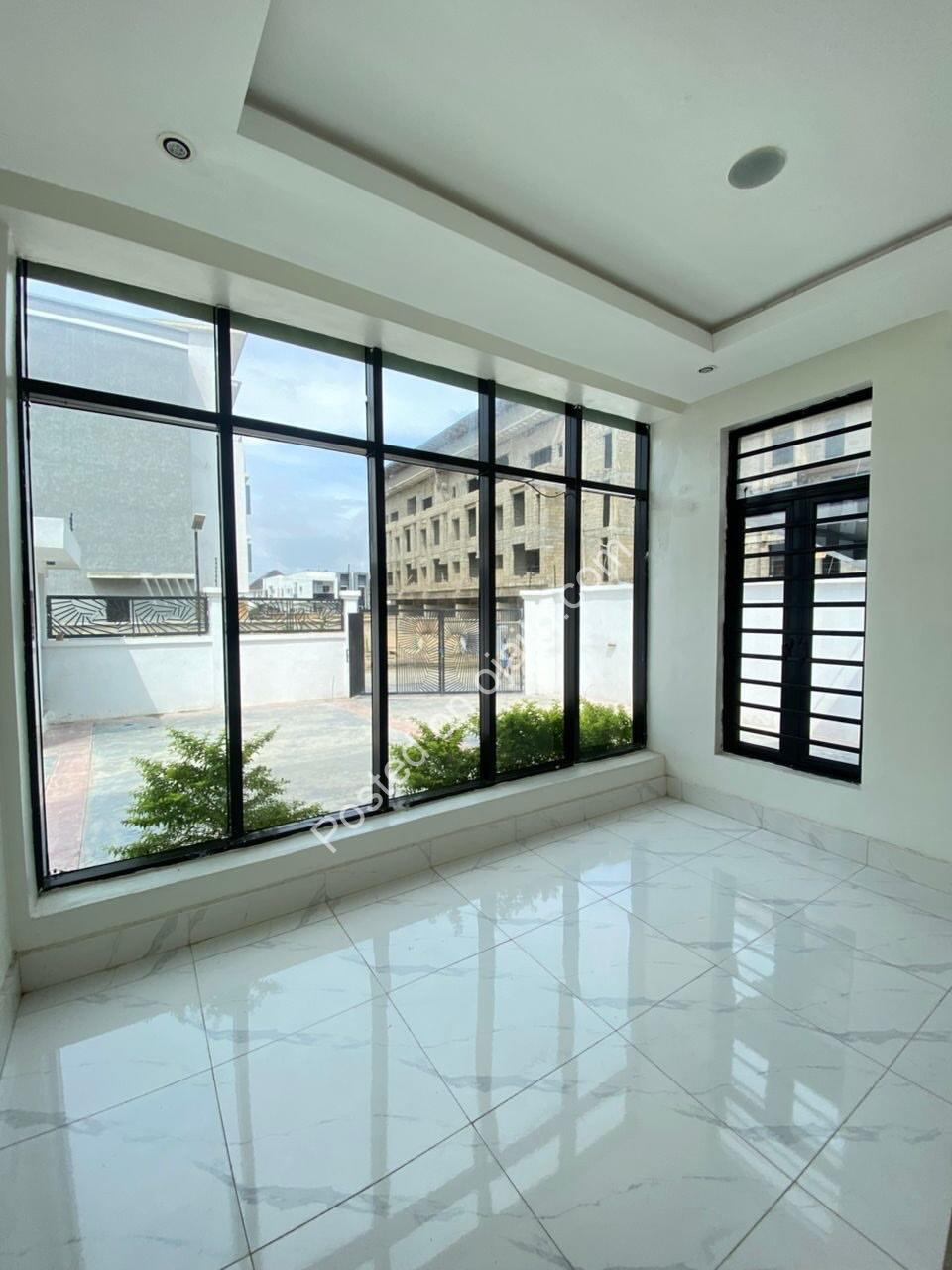 5-Bed Duplex in Lekki Phase 1: Ensuites, Pool & C of O.